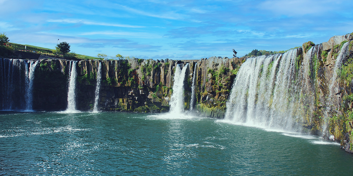 ［公式］道の駅 原尻の滝 | 大分県豊後大野市にある「原尻の滝」は幅120メートル、高さ20メートルを誇り、“東洋のナイアガラ”と称される「日本の滝百選」でもある「おおいた豊後大野ジオパーク」認定の大分県百景のひとつです。